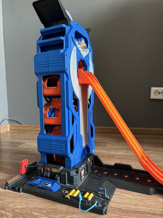 Продам трассу Hotwheels Garage
