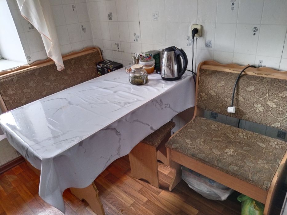 Продам кухонный стол с 3-я табуретками
