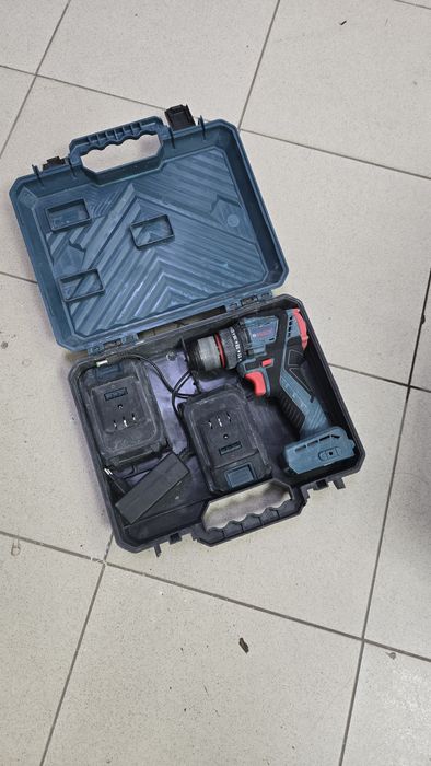 Шуруповерт Bosch в кейсе