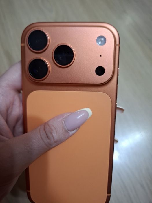 Продавам Айфон 17 про 256GB в отлично състояние и много видове калъфи към него с две години гаранция от Технополис