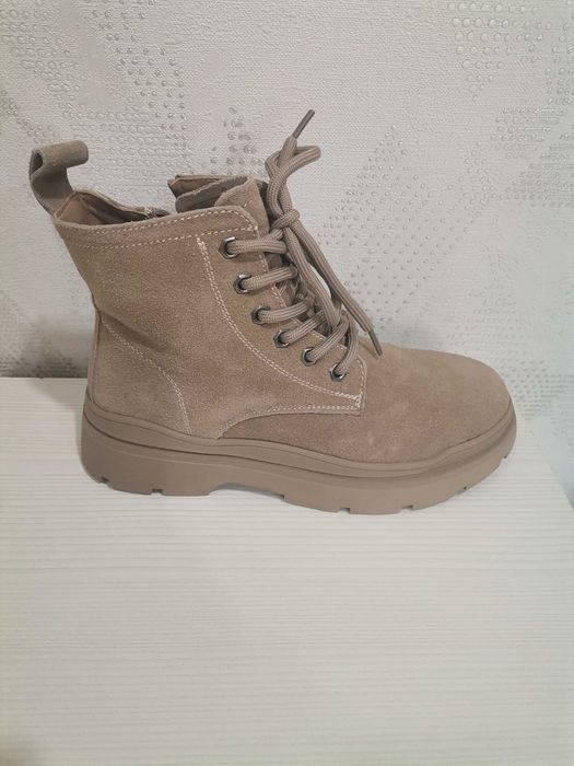Продам зимние женские ботинки