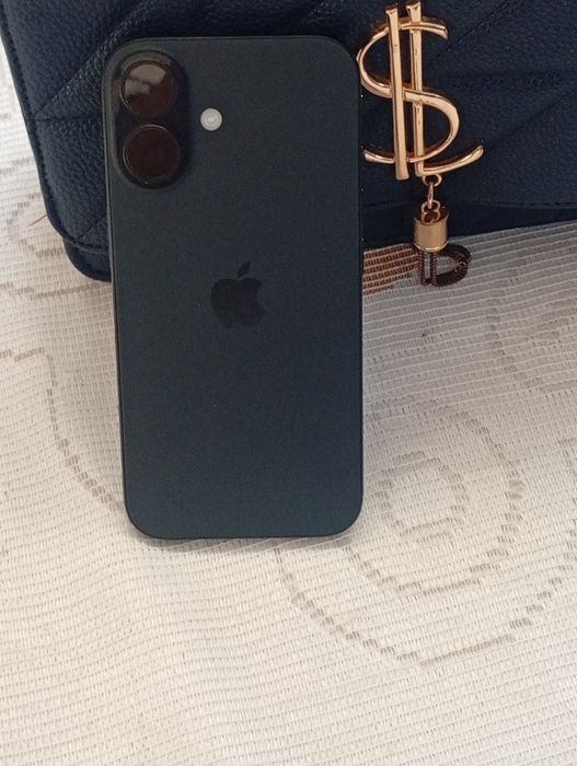 Vând iPhone 16 128g