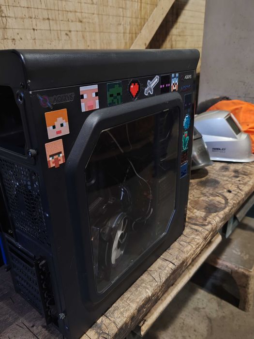 Vând urgent carcasa PC gaming.