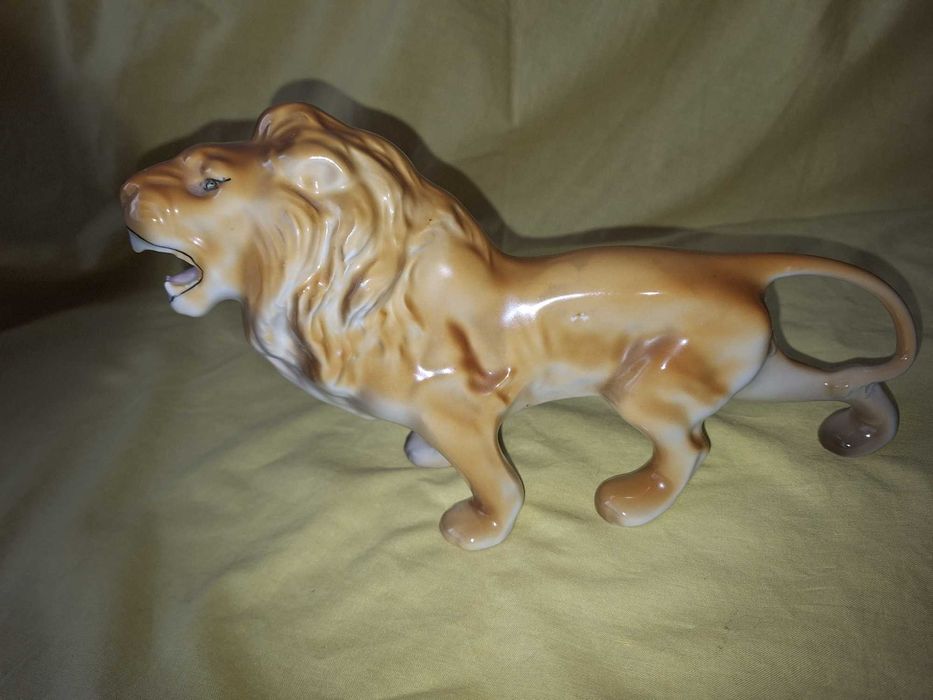 Bibelou vechi LEU  din portelan dimensiuni 27 cm * 12 cm