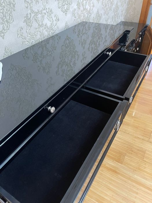 Комод и прикроватные тумбочки