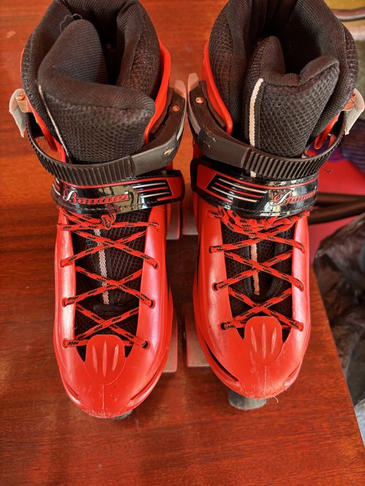 Червени кънки.