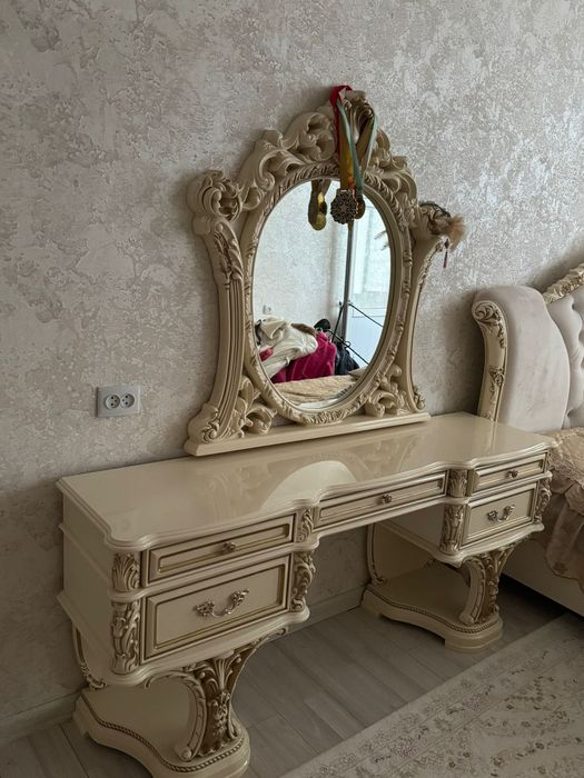 Трюмо с зеркалом