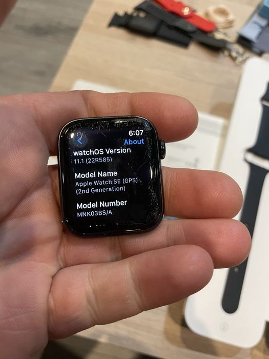 Apple Watch SE 2 44mm пълен комплект