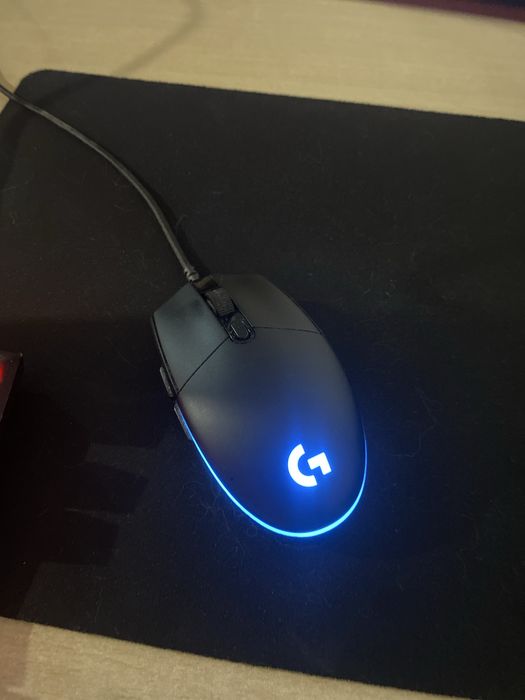 Компютър,монитор с две стойки,мишка и клавиатура