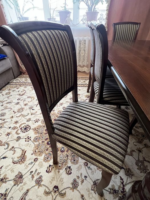 Стол со стульями