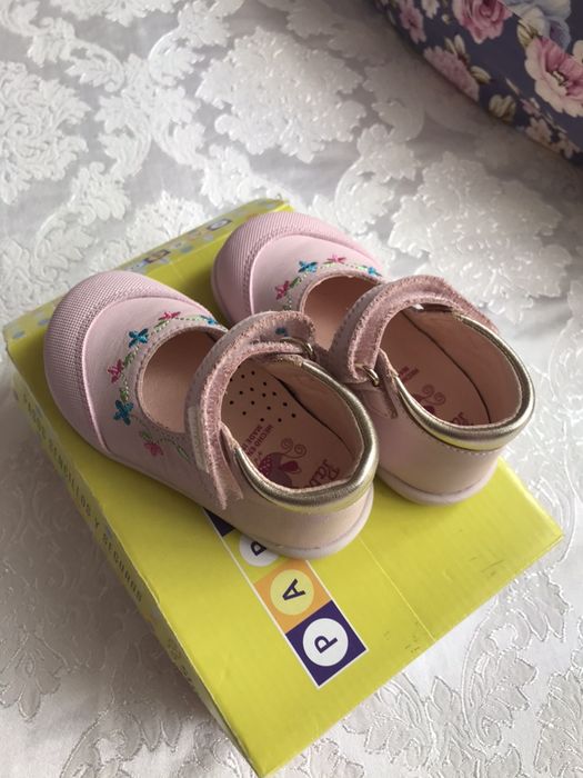 Продам детскую обувь