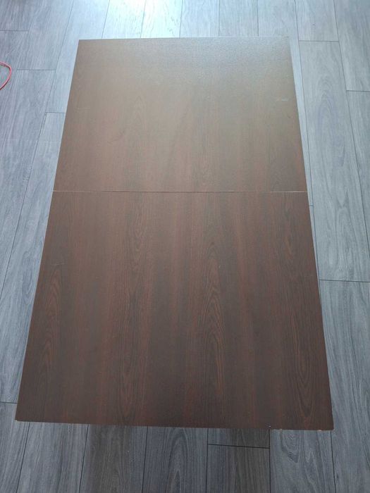 Маса – тъмен цвят, стабилна и здрава