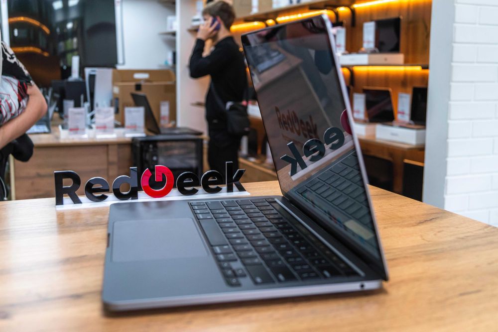 MacBook Pro 13 M2  8/256 GB  Магазин Red Geek