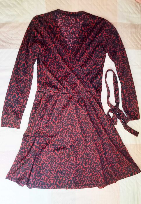 Червена рокля с леопардов принт
