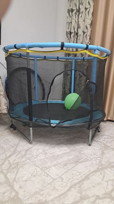 Продам   батут и детский домик.