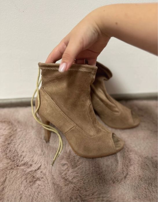 Botine cu fundiță la spate