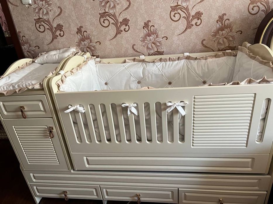 Детская кровать и шкаф