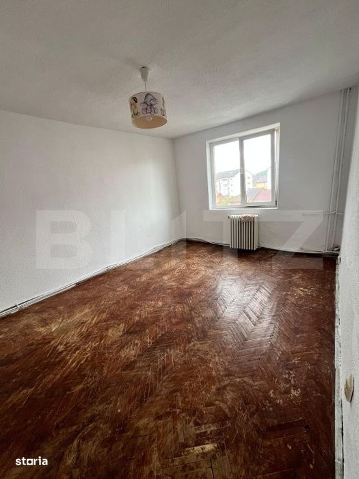 Apartament cu 4 camere, etaj 3, zona Sensul Vechi