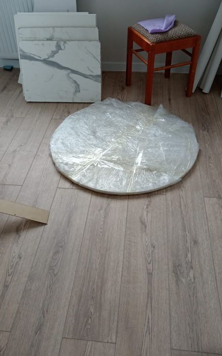 Продам срочно новый стол 90 см  в упаковке