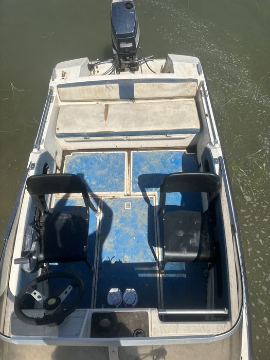 barcă cu motor si peridoc