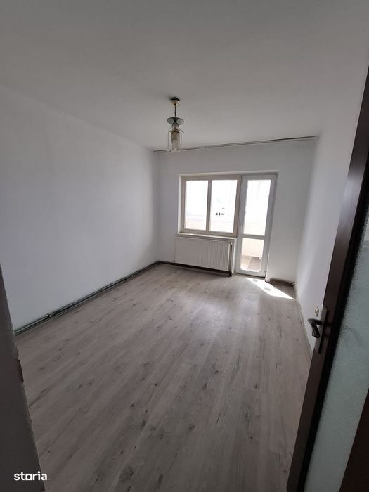 Apartament 3 camere, balcon, parter, preț bun