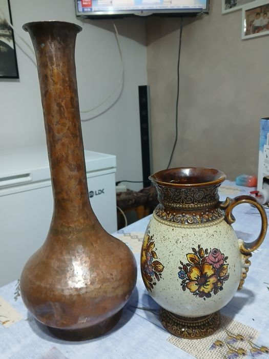 Vas de cupru 120 lei,Cana ceramica 70lei Bibelouri porțelan 35 lei buc.Carte bucate 40.lei