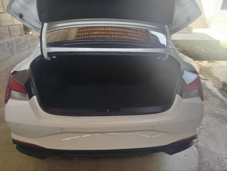 Hyundai Elantra 1,6 motor 90,800 km benzin