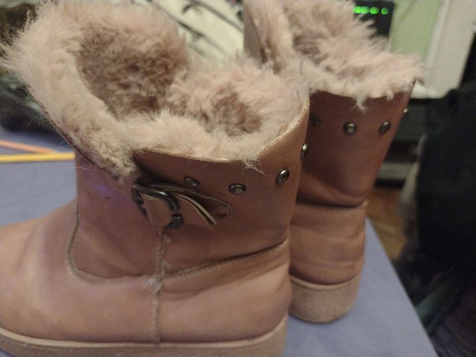 Продавам детски ботуши с топла подплата отвътре