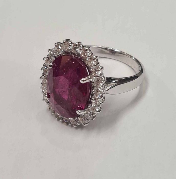 Inel din aur alb 18k cu rubin natural 10.70 ct. si diamante naturale