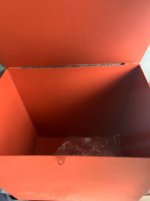 Металлический ящик для хранения.