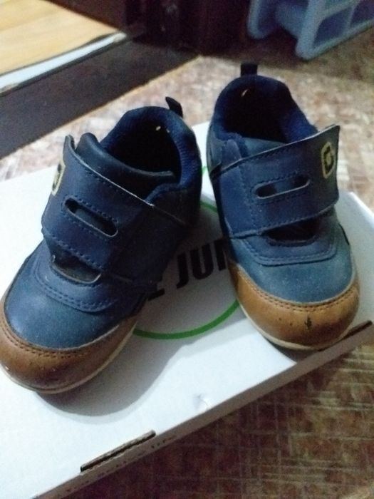 Продам ботинки на мальчика,  зима