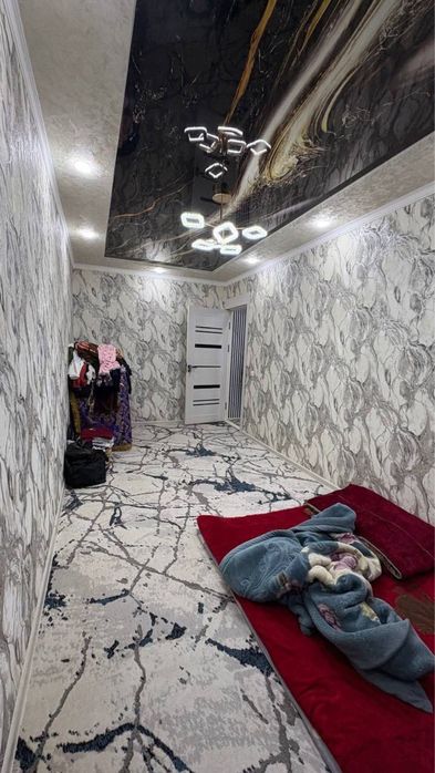 Шахар марказида 2 хонали уй тезда сотилади.