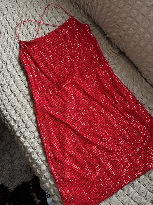 Къса червена рокля