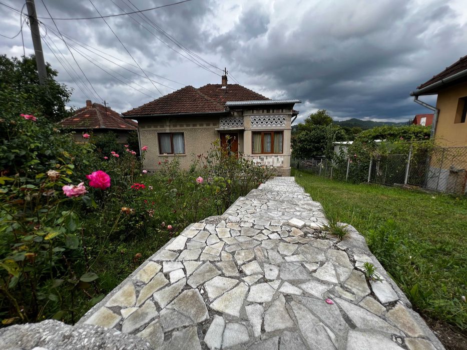 Casa Tradițională cu Grădină Spatioasă în Inima Orașului Brad