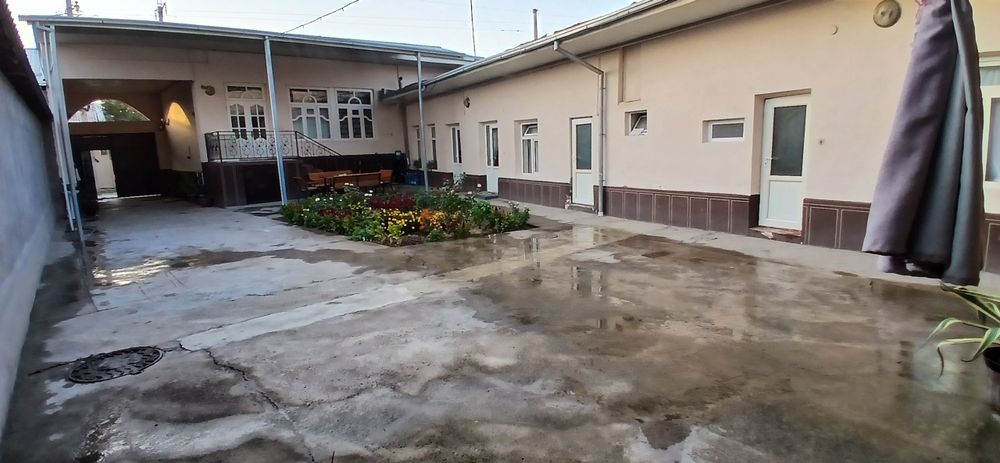 Nazarbek Xarakat mahallada 4yarim sotix 5ta xona