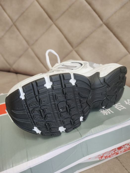 Кроссовки новые продам