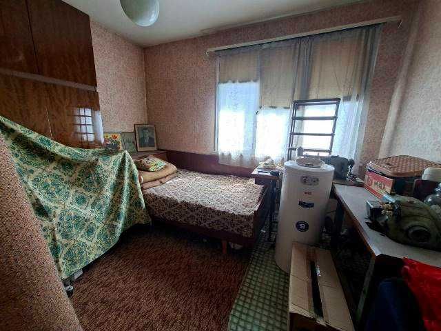 Втори етаж от къща с допълнителни помещения и гараж, широк център
