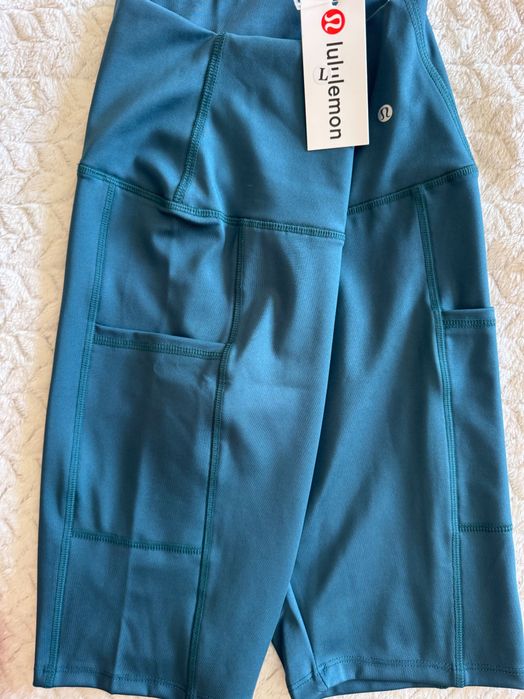 Продавам клинове Lululemon Клинове са много удобни за спорт, фитнес и йога.