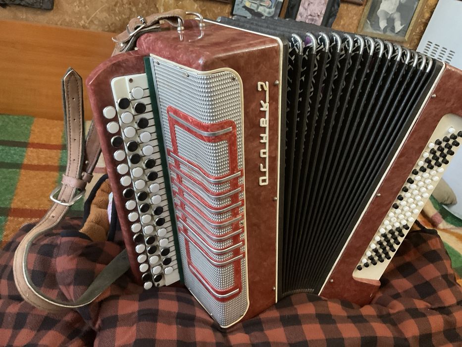 Продавам баян Огоньок 2,изключително запазен.