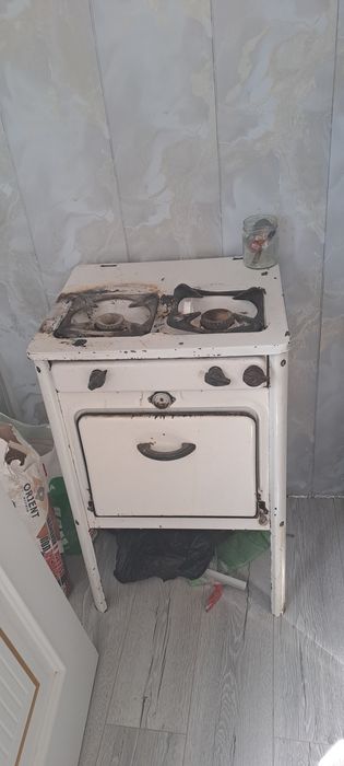 Прадаётся халодилник и газплита