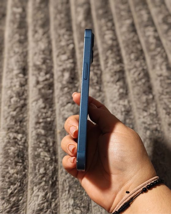 Vand iphone 13 simplu