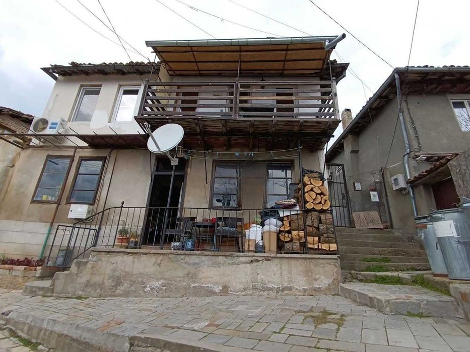 Двуетажна къща с панорамна гледка в кв. Варуша