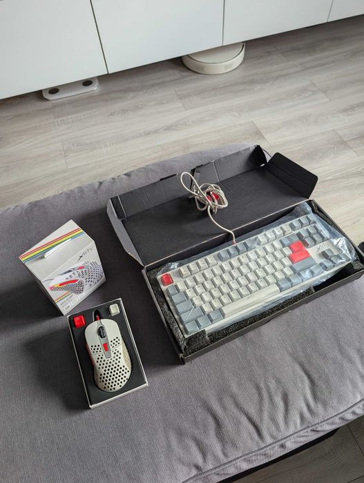 Mouse gaming Xtrfy M4 RGB Retro si Tastatura mecanica gaming Xtrfy K4 Tkl RGB Retro