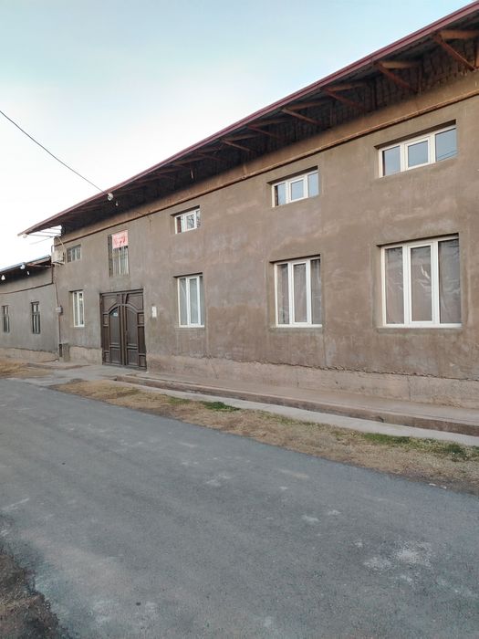 Srochna uy sotiladi Qibray Chinobod gilam bozor.