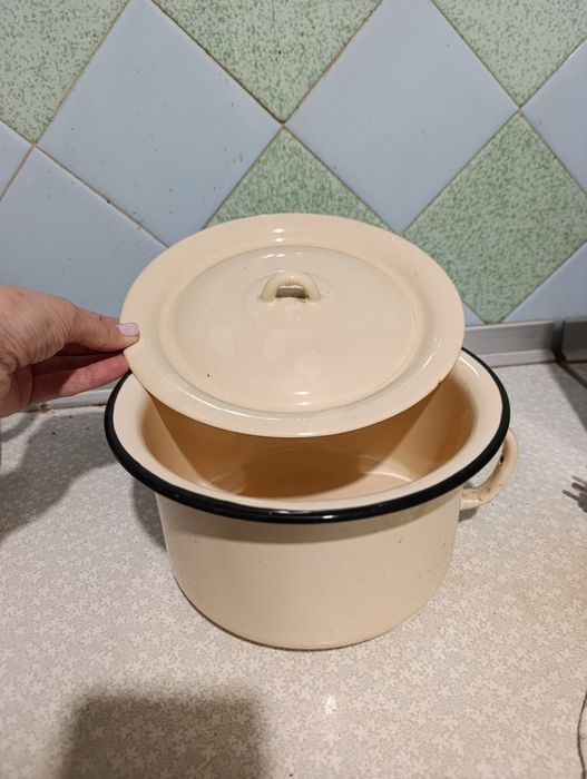 Отдам горшок эмалированный