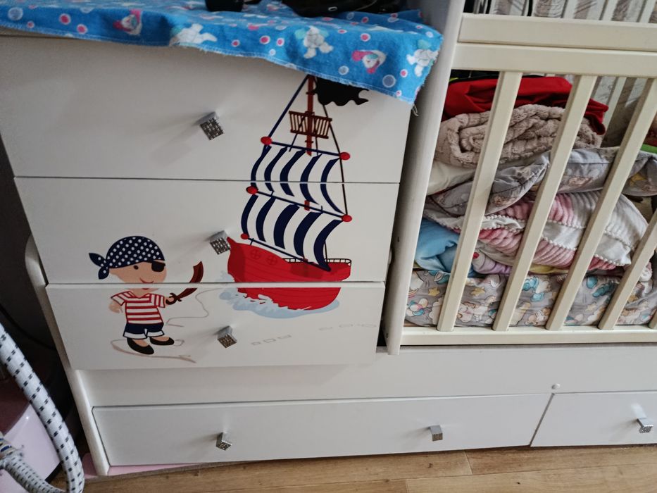 Кровать детская с маятником