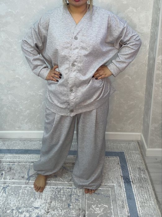 Брючной костюм серый