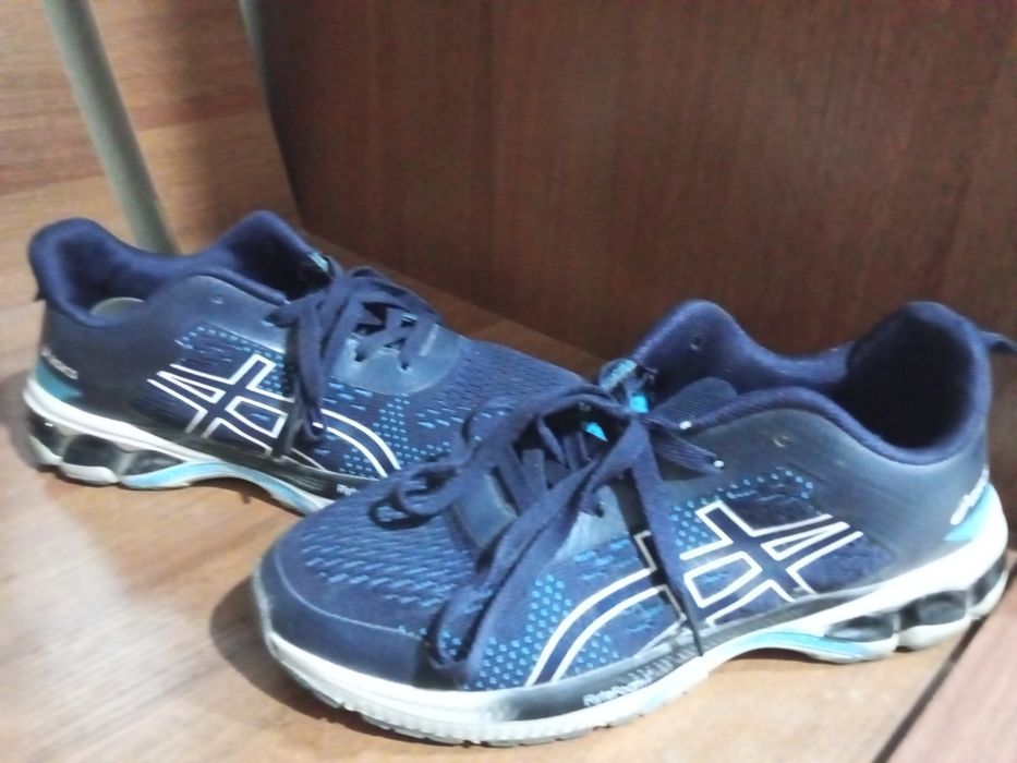 ASICS krossovka  Razmer: 40   Holati yaxshi