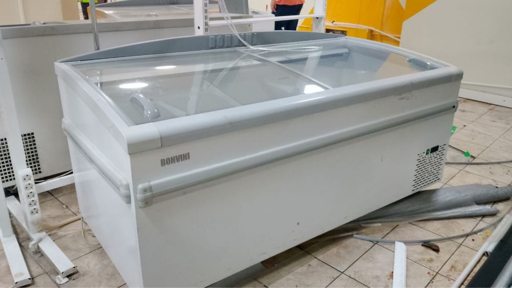 Морозильники и полки для магазина.