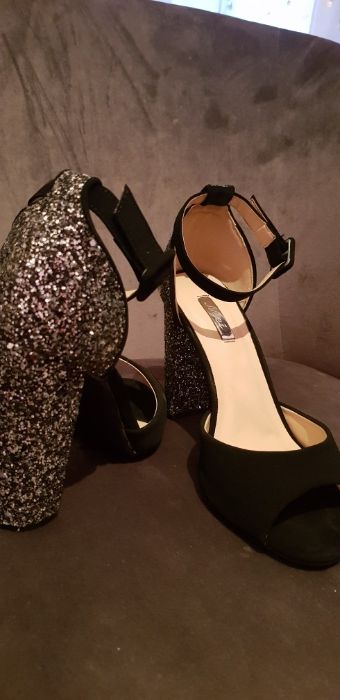 Vand sandale numărul 38